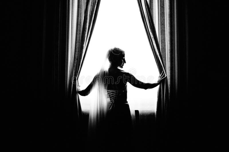 Sposa bionda splendida di lusso alla moda che posa sui precedenti uff fotografia stock libera da diritti Sposa bionda splendida di lusso alla moda che posa sui precedenti uff fotografia stock libera da diritti