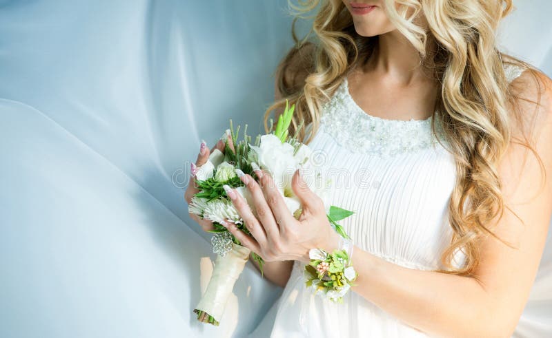 Sposa con il mazzo di nozze in mani immagini stock libere da diritti Sposa con il mazzo di nozze in mani immagini stock libere da diritti