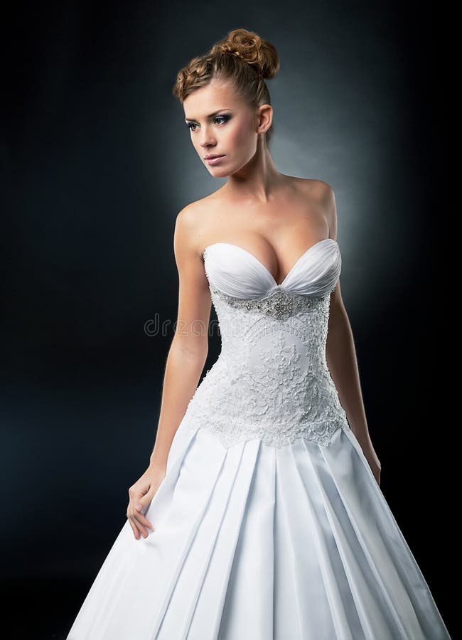 Sposa di fascino nel colpo bianco nuziale dello studio del vestito immagini stock libere da diritti Sposa di fascino nel colpo bianco nuziale dello studio del vestito immagini stock libere da diritti