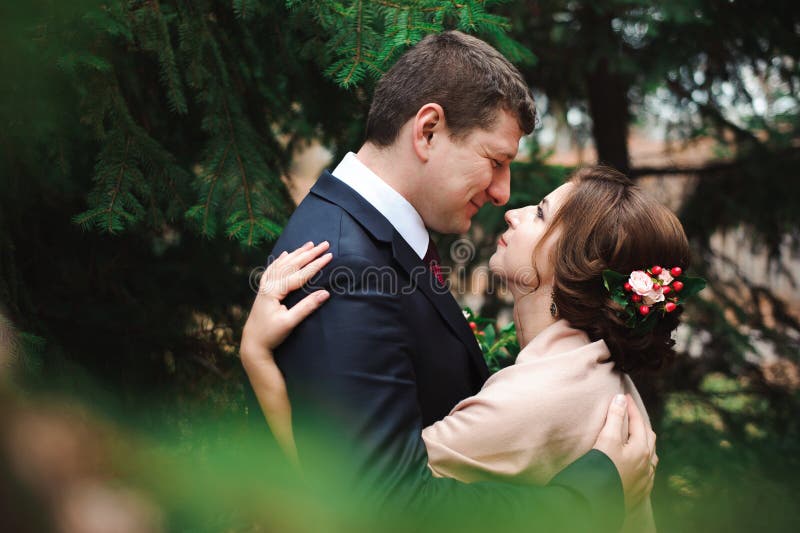 Sposa e sposo che abbracciano in una foresta nella foresta di autunno, passeggiata di nozze fotografia stock libera da diritti Sposa e sposo che abbracciano in una foresta nella foresta di autunno, passeggiata di nozze fotografia stock libera da diritti
