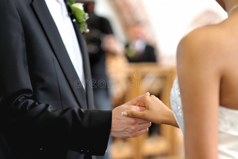 Sposa e sposo che tengono le mani di ciascuno fotografie stock libere da diritti Sposa e sposo che tengono le mani di ciascuno fotografie stock libere da diritti