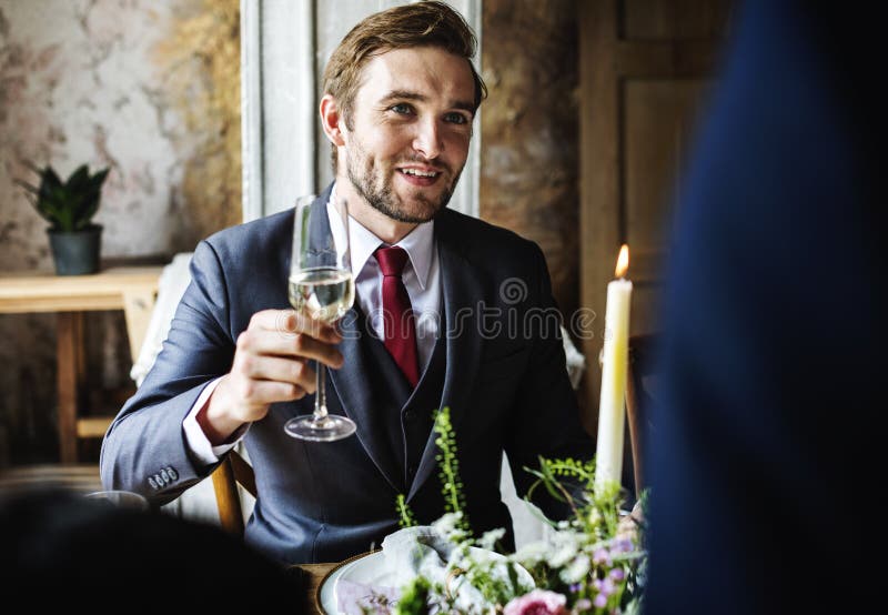Sposa e sposo Clinging Wineglasses con gli amici sul Rec di nozze immagini stock