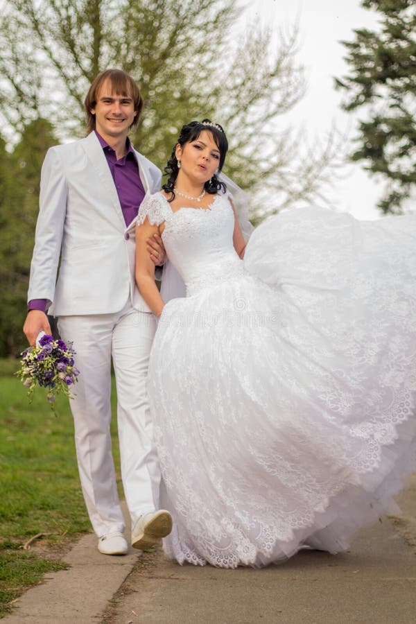 Sposa e sposo felici in vicolo ombreggiato su nozze fotografia stock Sposa e sposo felici in vicolo ombreggiato su nozze fotografia stock