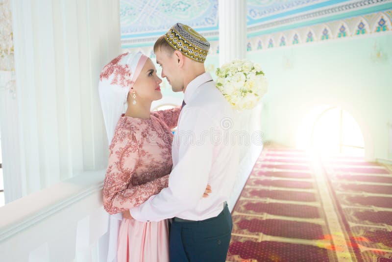 Sposa e sposo musulmani alla moschea Cerimonia di cerimonia nuziale fotografia stock libera da diritti Sposa e sposo musulmani alla moschea Cerimonia di cerimonia nuziale fotografia stock libera da diritti