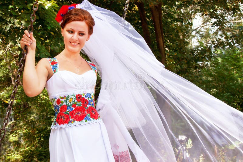 Sposa nel vestito ed il velo nuziale nello stile ucraino fotografia stock libera da diritti Sposa nel vestito ed il velo nuziale nello stile ucraino fotografia stock libera da diritti