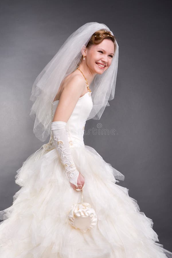 Sposa sorridente nello studio fotografia stock Sposa sorridente nello studio fotografia stock