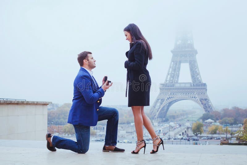 Sposimi, la proposta a Parigi, impegno