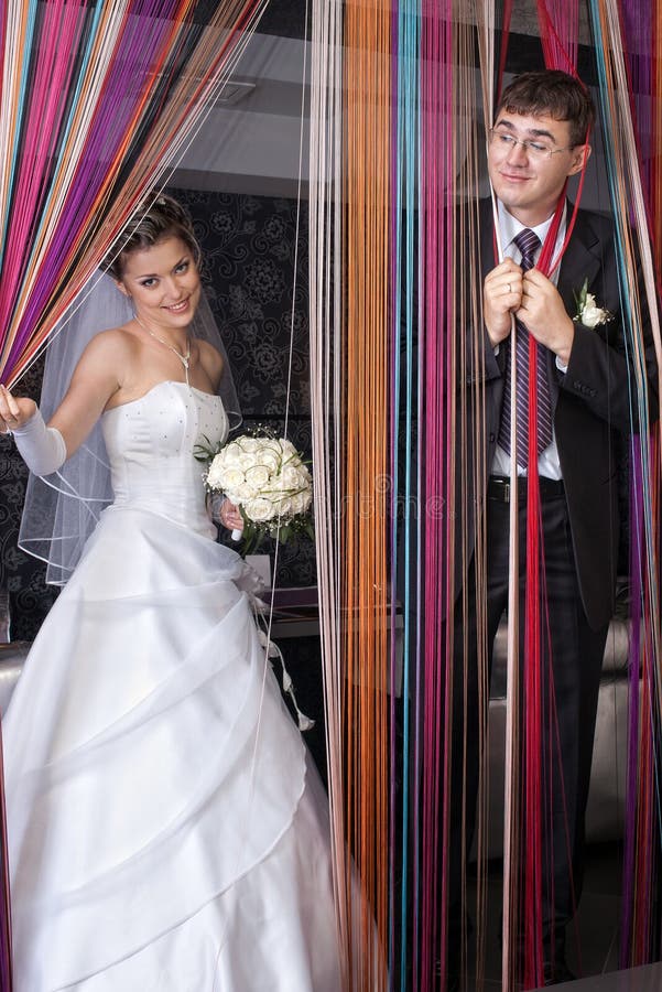 Sposo divertente e sposa sorridente immagine stock libera da diritti Sposo divertente e sposa sorridente immagine stock libera da diritti