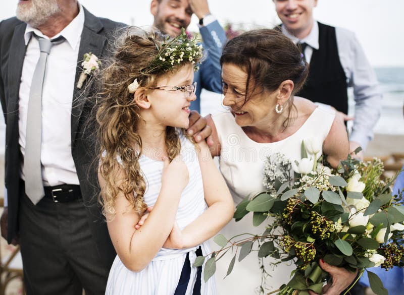 Sposo e sposa senior al giorno delle nozze della spiaggia immagine stock libera da diritti Sposo e sposa senior al giorno delle nozze della spiaggia immagine stock libera da diritti