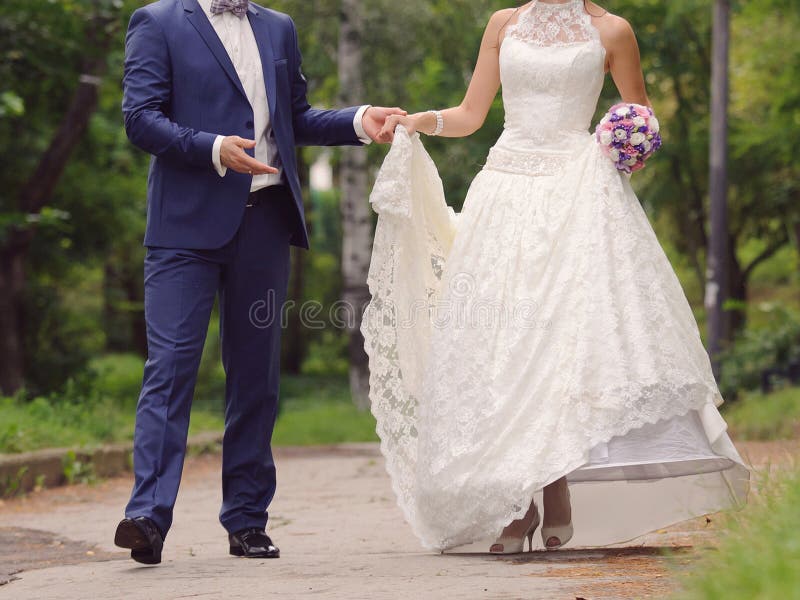 Sposo e sposa in vestito dal pizzo fotografia stock Sposo e sposa in vestito dal pizzo fotografia stock