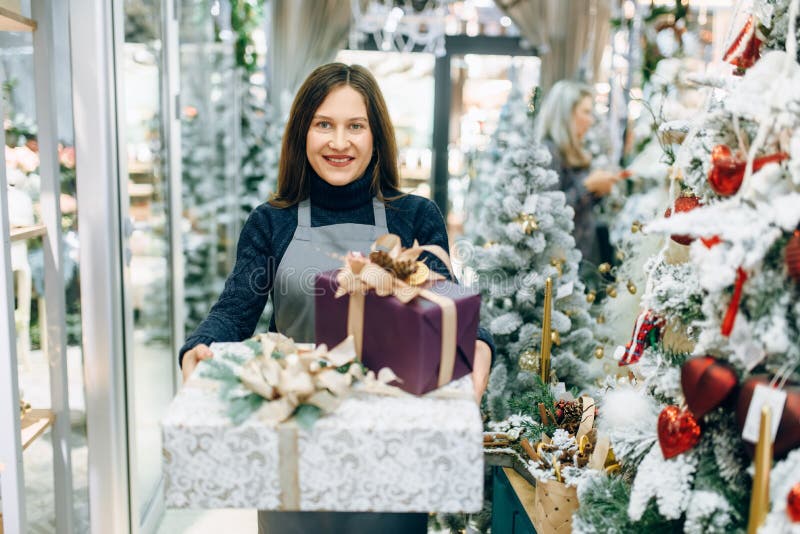 Spostamento del venditore di servizio con i contenitori di regalo festivi fotografia stock libera da diritti Spostamento del venditore di servizio con i contenitori di regalo festivi fotografia stock libera da diritti