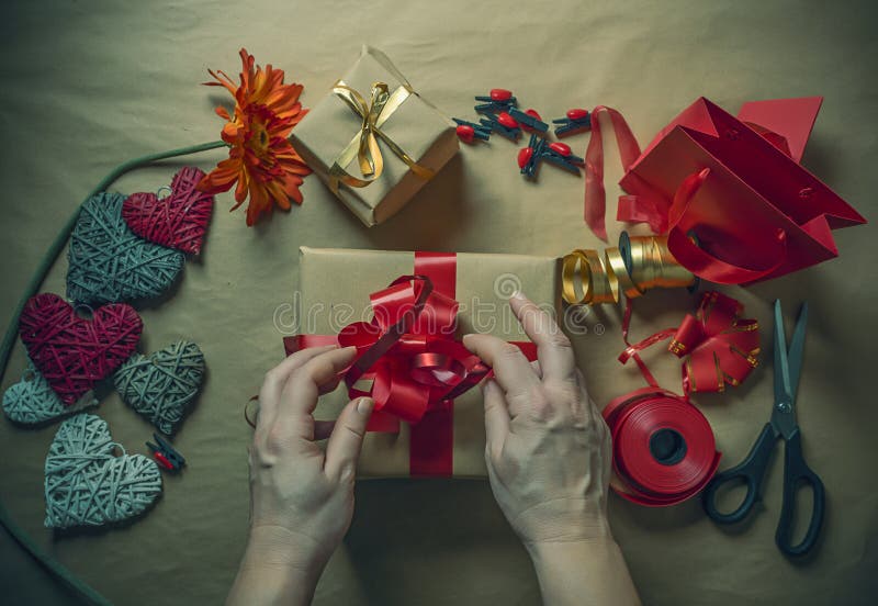 Spostamento di regalo immagini stock libere da diritti Spostamento di regalo immagini stock libere da diritti