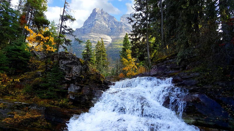 El lugar tiene eso todo, montanas, bosques, cascadas.