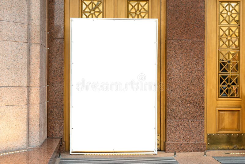 Spot omhoog Wit leeg aanplakbord, reclametribune in modern winkelcentrum Metaalbouw voor reclame dichtbij royalty-vrije stock foto Spot omhoog Wit leeg aanplakbord, reclametribune in modern winkelcentrum Metaalbouw voor reclame dichtbij royalty-vrije stock foto