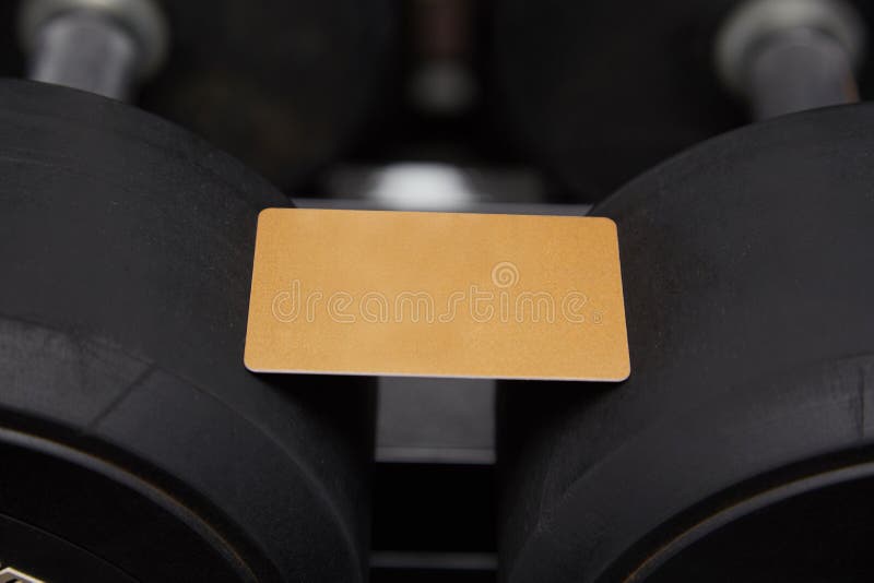 Spot op gouden kortingskaart voor geschiktheid op sportieve goederenachtergrond royalty-vrije stock foto Spot op gouden kortingskaart voor geschiktheid op sportieve goederenachtergrond royalty-vrije stock foto