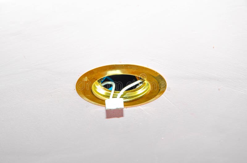 Spotlight in Drywall. Cartridge Base E5.3. Wires in the Ceiling. Poor