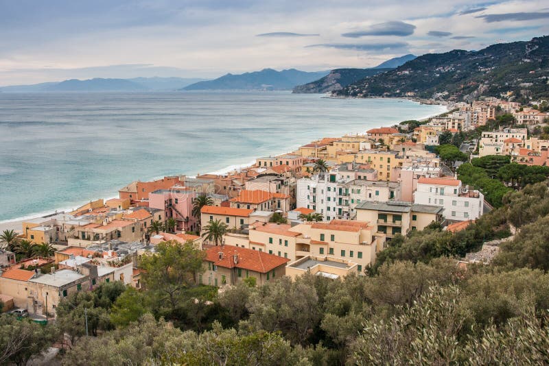 Spotorno redactionele fotografie. Image of dorp, finale 104182792