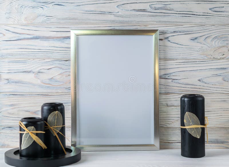 Spott herauf weißen Rahmen und Kerzen auf hölzernem Regal lizenzfreie stockfotografie Spott herauf weißen Rahmen und Kerzen auf hölzernem Regal lizenzfreie stockfotografie