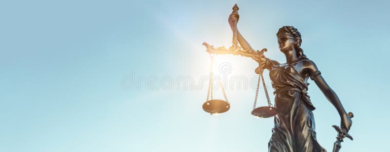 Sprawiedliwość panny Statua sprawiedliwości na tle nieba