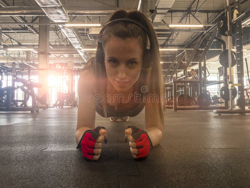 Sprawno?ci fizycznej kobiety S?uchaj?ca muzyka w Bezprzewodowych he?mofonach Robić treningowi ćwiczy w gym Piękna sportowa dyspon zdjęcia royalty free Sprawno?ci fizycznej kobiety S?uchaj?ca muzyka w Bezprzewodowych he?mofonach Robić treningowi ćwiczy w gym Piękna sportowa dyspon zdjęcia royalty free