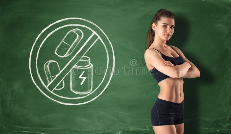 Sprawności fizycznej dziewczyna na tle blackboard z znakiem który zabrania suchą proteinę i pigułki obraz royalty free Sprawności fizycznej dziewczyna na tle blackboard z znakiem który zabrania suchą proteinę i pigułki obraz royalty free