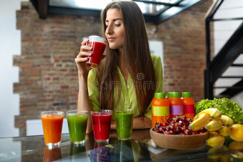 Sprawności fizycznej jedzenie, odżywianie Zdrowa łasowanie kobieta Pije Smoothie