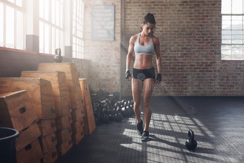 Sprawności fizycznej kobieta dostaje przygotowywający dla intensywnego crossfit treningu zdjęcia royalty free Sprawności fizycznej kobieta dostaje przygotowywający dla intensywnego crossfit treningu zdjęcia royalty free