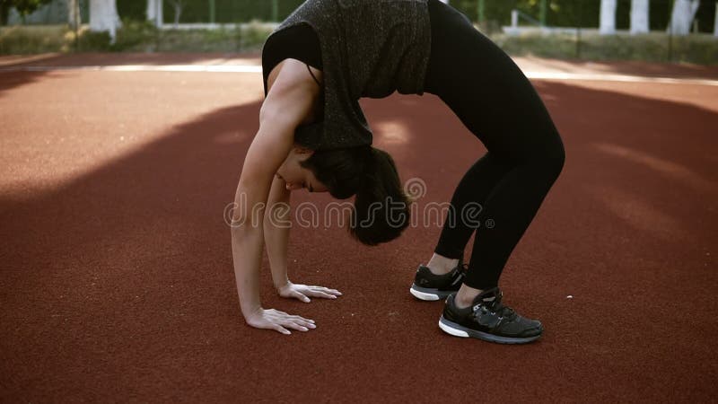 Sprawności fizycznej kobieta robi bridżowemu pozy joga ćwiczeniu od trwanie pozyci Dysponowana caucasian kobieta ćwiczy mięśnie
