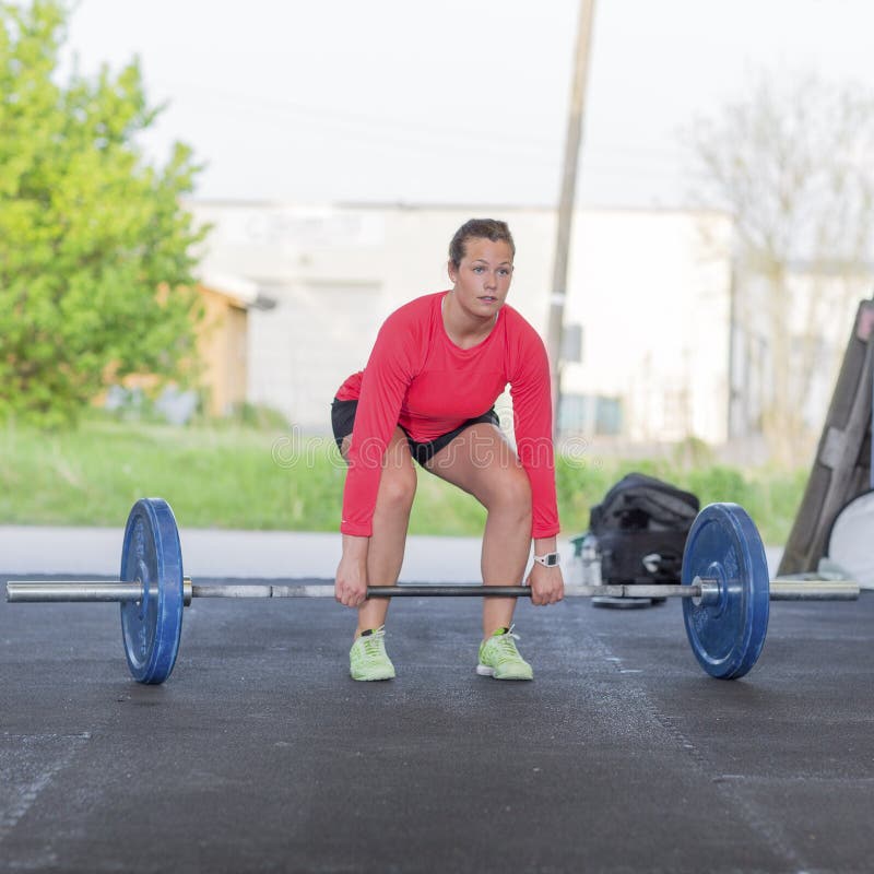 Sprawności fizycznej kobieta trenuje deadlift przy gym fotografia stock