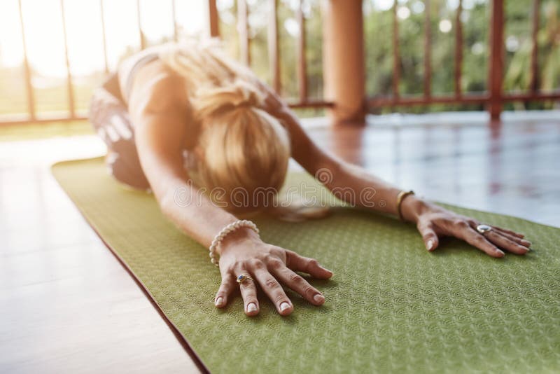 Sprawności fizycznej spełniania balasana żeński joga przy gym zdjęcie stock Sprawności fizycznej spełniania balasana żeński joga przy gym zdjęcie stock