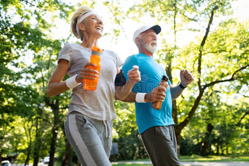 Sprawności fizycznej, sporta, ludzi, ćwiczyć i styl życia pojęcie, - starszy para bieg