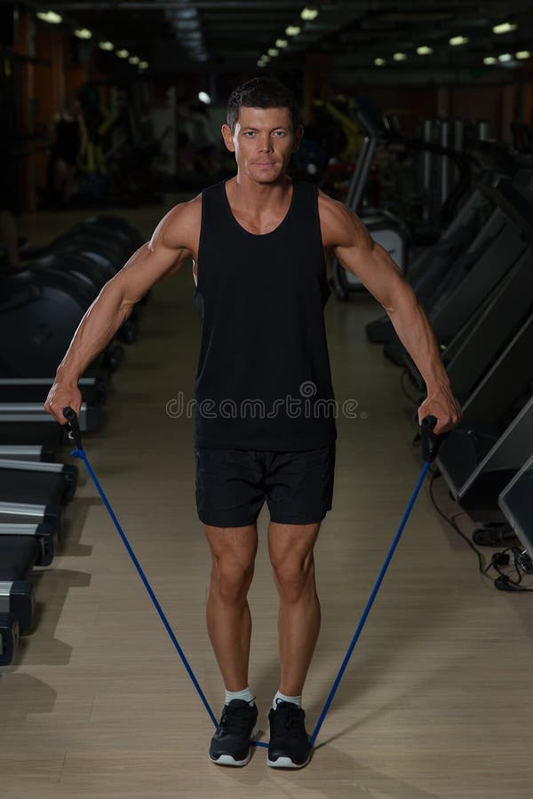 Sprawność fizyczna mężczyzna ćwiczy z rozciąganie zespołem w gym Mięśniowi sporty obsługują ćwiczyć z elastycznym gumowym zespołe zdjęcie stock Sprawność fizyczna mężczyzna ćwiczy z rozciąganie zespołem w gym Mięśniowi sporty obsługują ćwiczyć z elastycznym gumowym zespołe zdjęcie stock
