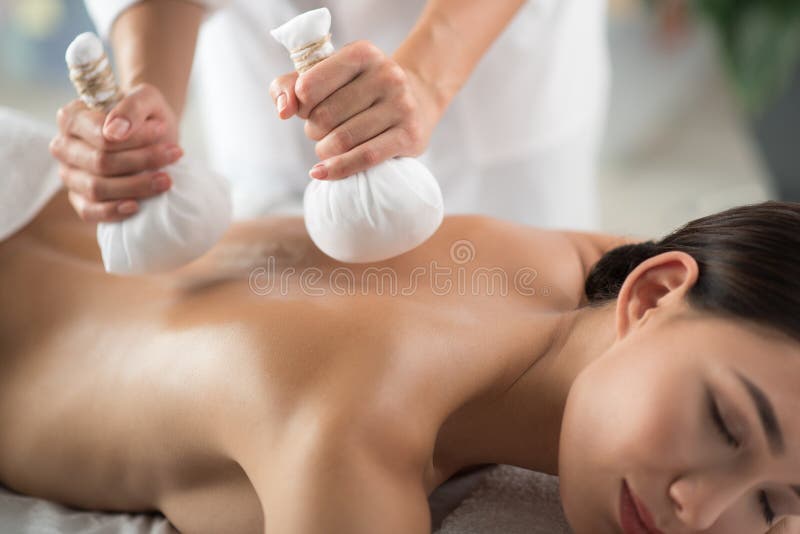 Sprawny beautician robi masażowi z specjalnymi narzędziami obraz royalty free Sprawny beautician robi masażowi z specjalnymi narzędziami obraz royalty free