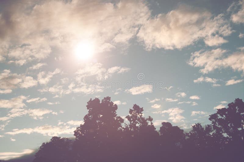 Download Sprazzo Di Sole In Un Cielo Blu Nuvoloso Fotografia Stock - Immagine di sunburst, clima: 56891296