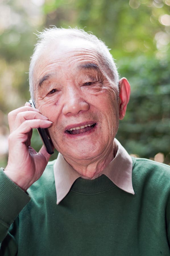 Sprechentelefon des älteren Mannes stockbilder Sprechentelefon des älteren Mannes stockbilder