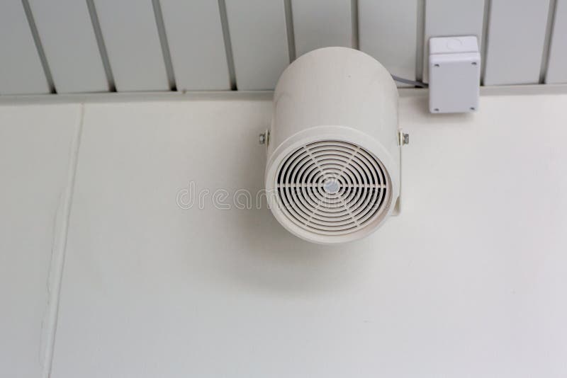 Sprecher auf einer Wand des Geb?udes Lautsprecher in der Fabrik Paare des Lautsprechers auf der Wand des Parkplatzgebäudes, Rundf stockfotografie Sprecher auf einer Wand des Geb?udes Lautsprecher in der Fabrik Paare des Lautsprechers auf der Wand des Parkplatzgebäudes, Rundf stockfotografie