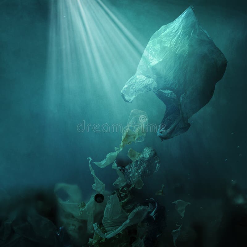 Spreco ed inquinamento di dispersione di galleggiamento del sacchetto di plastica dell'oceano immagine stock Spreco ed inquinamento di dispersione di galleggiamento del sacchetto di plastica dell'oceano immagine stock