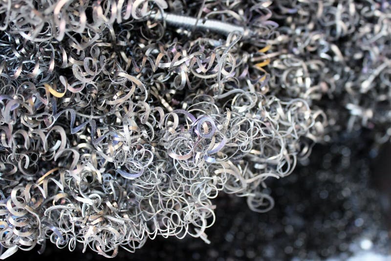 Spreco metallico brillante di spirali di per il taglio di metalli e modellare immagini stock libere da diritti Spreco metallico brillante di spirali di per il taglio di metalli e modellare immagini stock libere da diritti