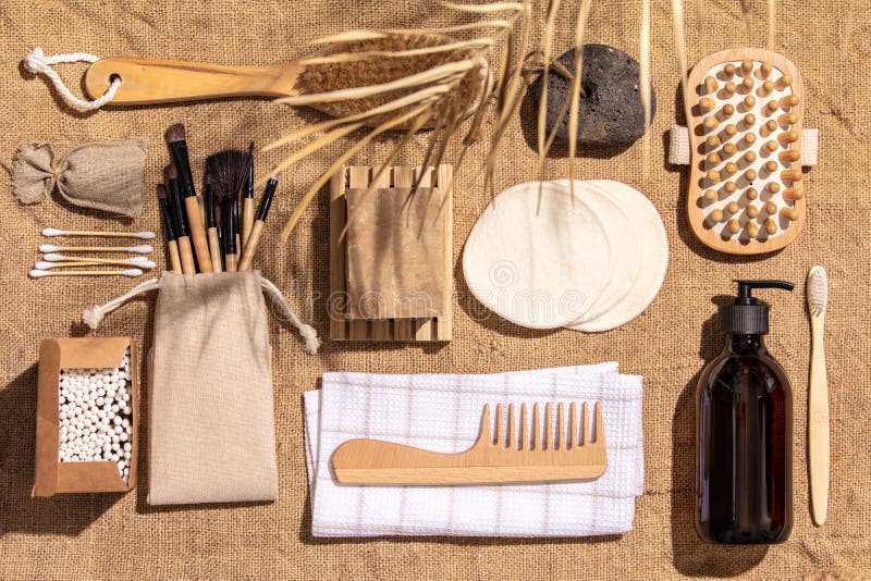 Spreco zero, accessori amichevoli del bagno di eco sul fondo del tessuto della tela da imballaggio immagine stock Spreco zero, accessori amichevoli del bagno di eco sul fondo del tessuto della tela da imballaggio immagine stock