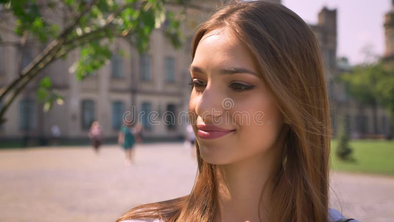Spreekt de jonge vrouw van Nice in videochat in park die in dag, hello, communicatie concept golven