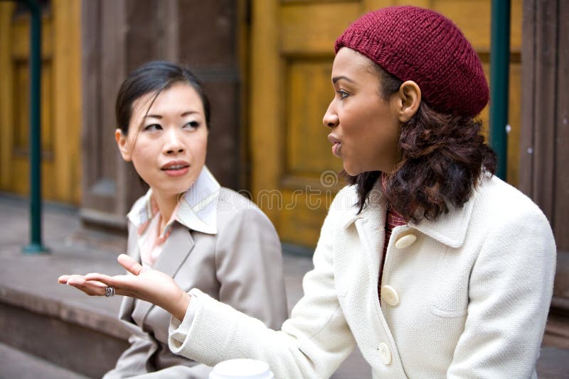 Spreken het bedrijfs van Vrouwen stock foto's Spreken het bedrijfs van Vrouwen stock foto's