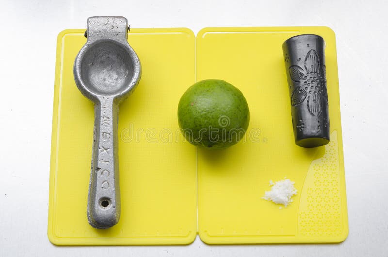 Spremitoio, limone, sale e vetro di colpo di tequila Spremitoio, limone, sale e vetro di colpo di tequila