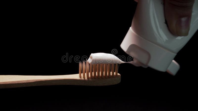 Spremuta Del Dentifricio in Pasta Bianco Sullo Spazzolino Da Denti Di Bambù  Di Legno Amichevole Tradizionale Di Eco Su Fondo Nero Stock Footage - Video  di ruoti, sfondo: 137039386