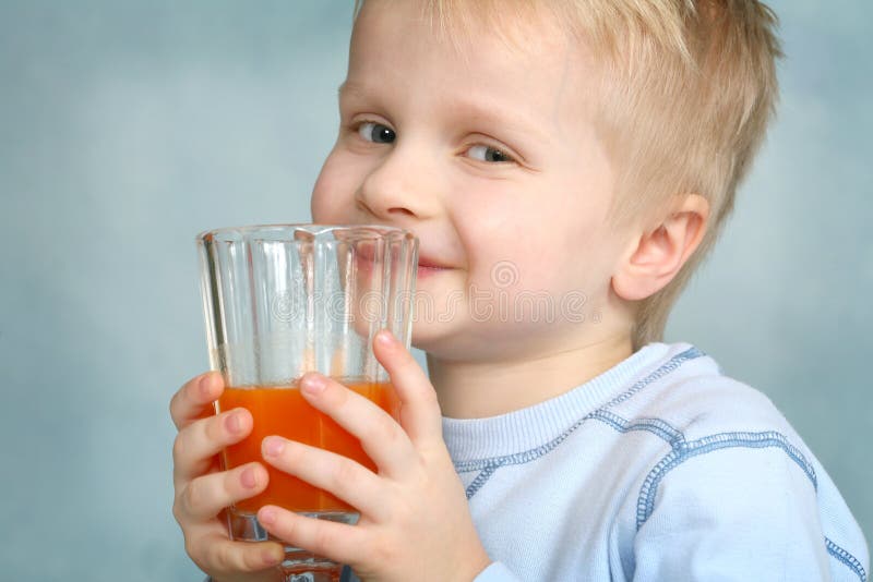 Пейте соки картинки. Пить сок. Мальчик пьет сок. Ребенок пьет сок. Ребенок пьет компот.