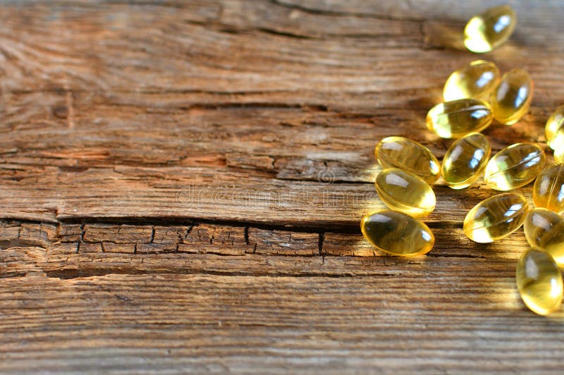 Spridd omega 3 vitaminkapslar närbild, makro royaltyfria bilder Spridd omega 3 vitaminkapslar närbild, makro royaltyfria bilder