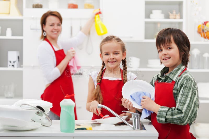 Familia limpieza La cocina a platos.