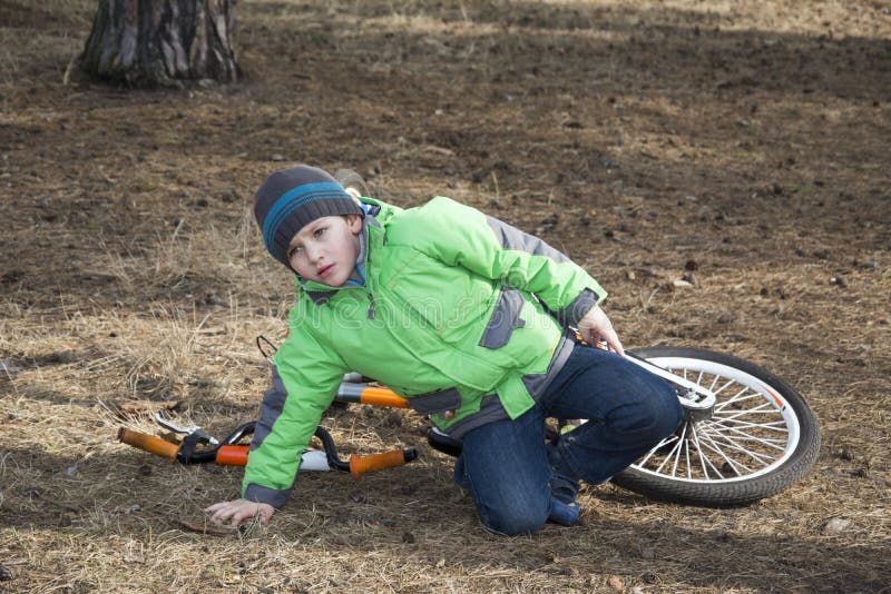 Fall off the bike. Мальчик упал с велосипеда. Мальчик упал с велочэсипеоа. Мальчик на велосипеде в лесу. Падение ребенка с велосипеда.
