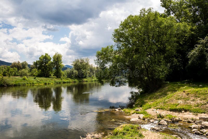 Jarná príroda a rieka Váh, Slovensko