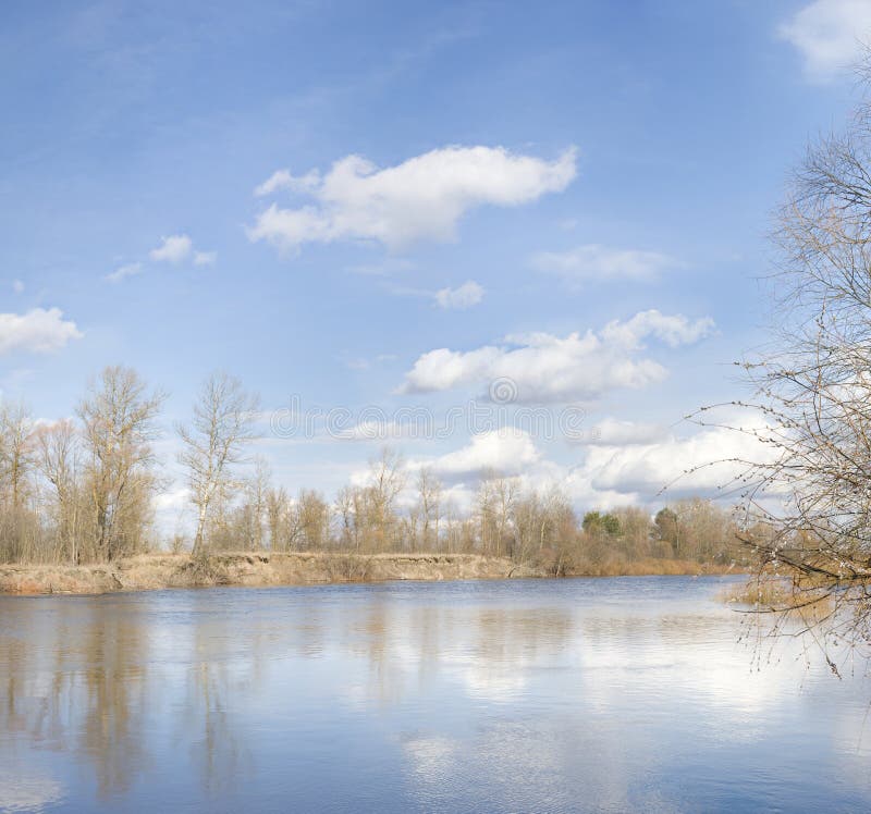 Un rio ( de un rio ) en primavera más cercano sobre el, del Norte ucrania.