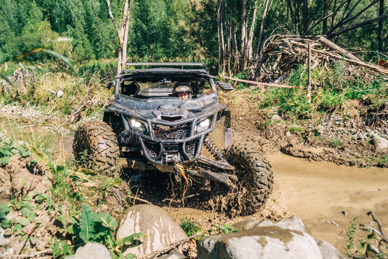 Springa ATV i gyttjan, av vägen royaltyfria bilder Springa ATV i gyttjan, av vägen royaltyfria bilder
